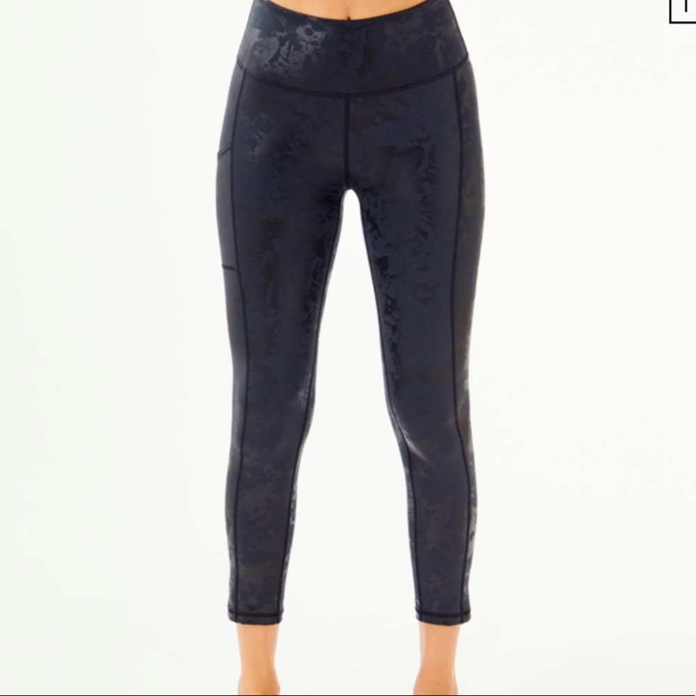 Lilly Pulitzer Luxletic Weekender High Rise Midi in Onyx Shoreline Foil - XXS